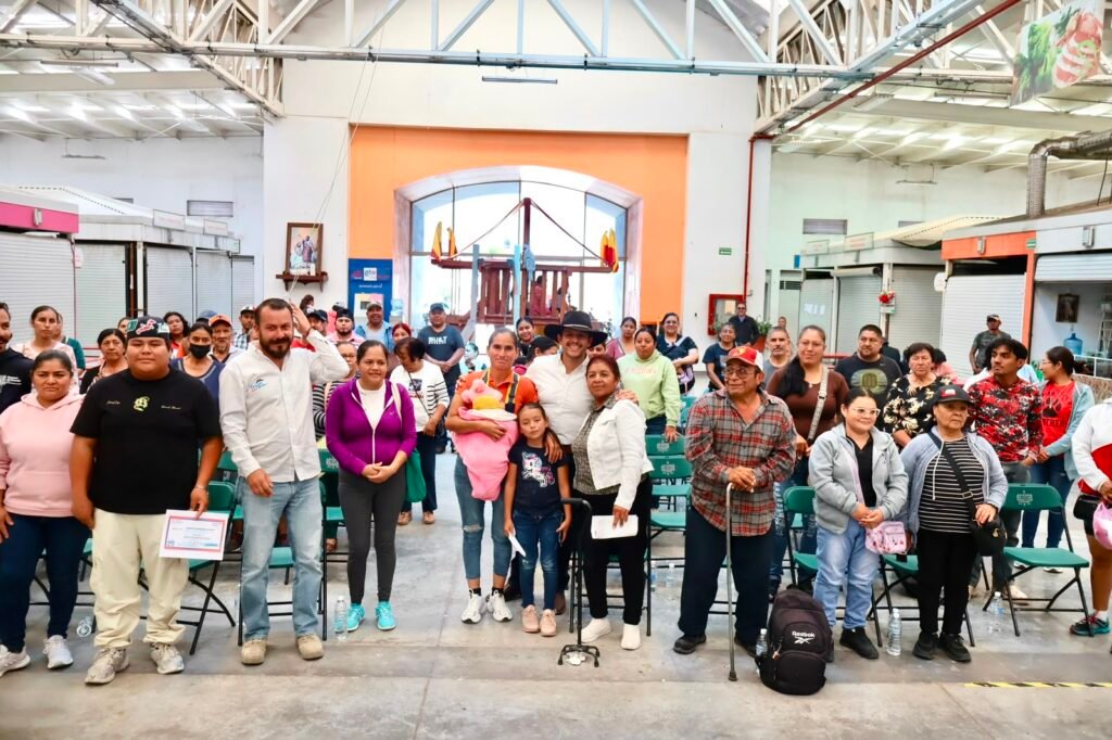 Chelis Oliveros entrega apoyos para mejorar viviendas en Apaseo el Grande Chelis Oliveros hizo entrega de los apoyos a familias del municipio, con la finalidad de impulsar sus viviendas.
