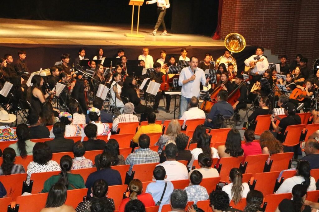 Adrián Hernández Alejandri reconoce talento en Dolores Hidalgo Adrián Hernández Alejandri encabezó junto con autoridades de cultura de Dolores Hidalgo, el cierre de los cursos de la Casa de la Cultura.