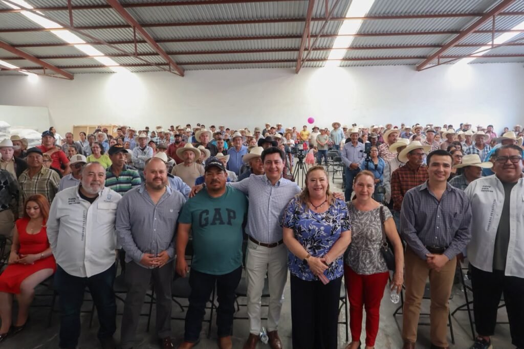 Entregan apoyo agropecuario a productoras y productores de Manuel Doblado Adolfo Alfaro en compañía de autoridades estatales entregaron apoyos del Programa Seguro Agropecuario a productoras y productores de Manuel Doblado.