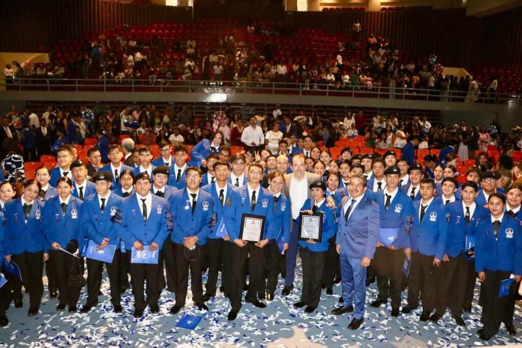 Adrián Hernández Alejandri reconoce a graduados de la preparatoria militarizada Adrián Hernández Alejandri invitó a los egresados a seguir preparándose a favor del desarrollo de Dolores Hidalgo.