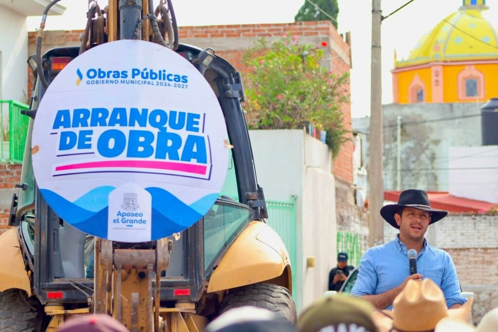 Chelis Oliveros dio el banderazo de arranque de obras en San Pedro Tenango Chelis Oliveros anunció más obras en varias zonas de Apaseo el Grande, en esta ocasión, visitó San Pedro Tenango.