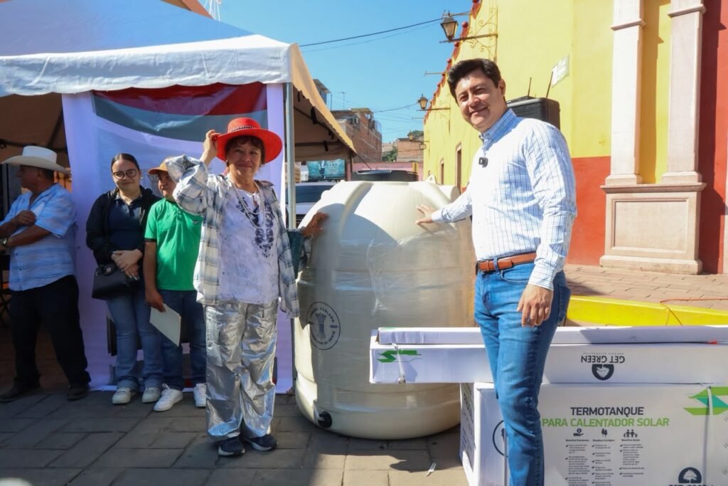 Adolfo Alfaro entrega tinacos, cisternas y calentadores solares las y los dobladenses Adolfo Alfaro hizo entrega de 148 tinacos, 5 calentadores y 4 cisternas que benefician a decenas de familias de Manuel Doblado.