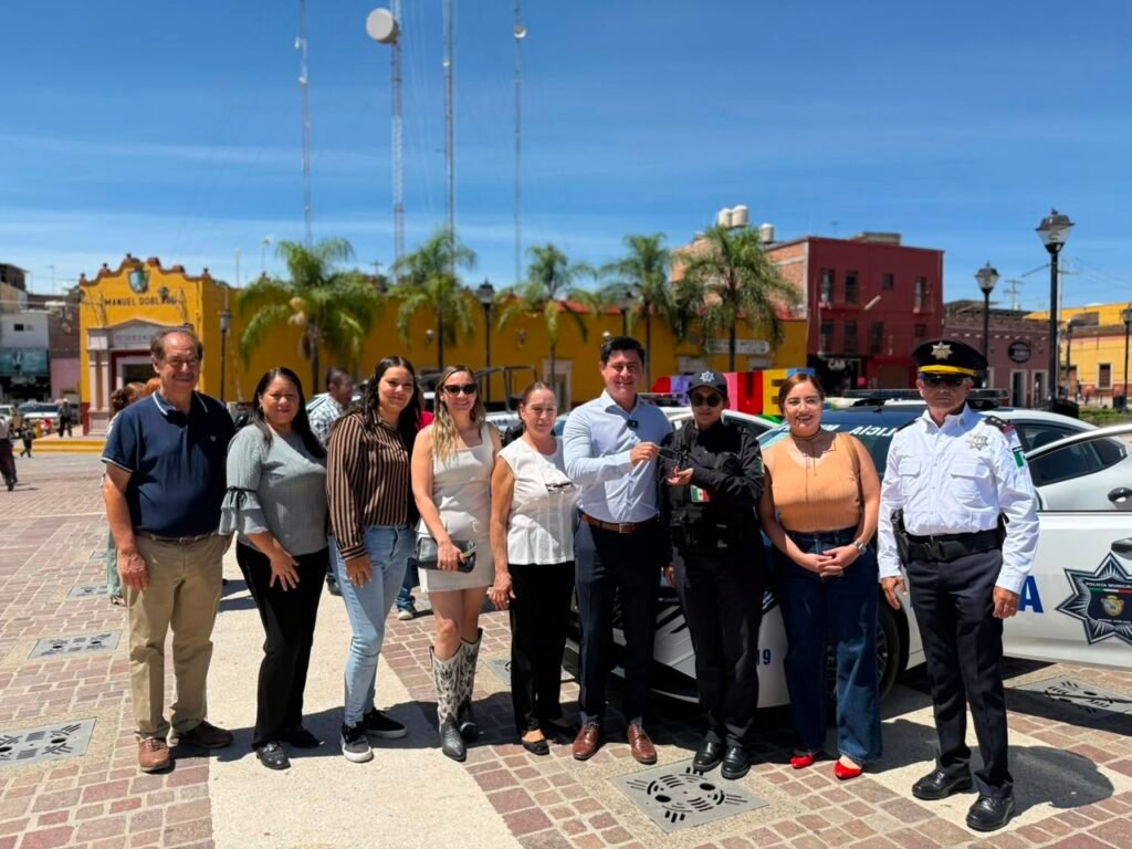 Adolfo Alfaro entrega Parque vehicular para seguridad en Manuel Doblado Adolfo Alfaro, en compañía de autoridades del Municipio y del señor Cura, reiteraron su compromiso por la Seguridad.