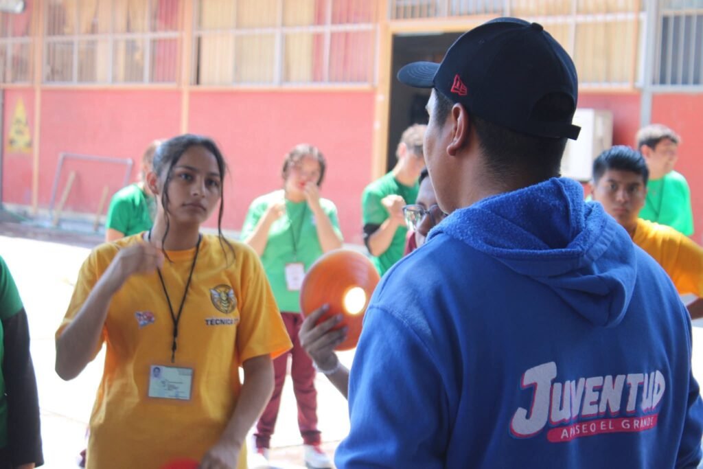 Suman esfuerzos y apoyan a las y los jóvenes de Apaseo el Grande El apoyo que se brinda es en diferentes ámbitos como en la educación, deporte, arte y en el bienestar emocional de los jóvenes.