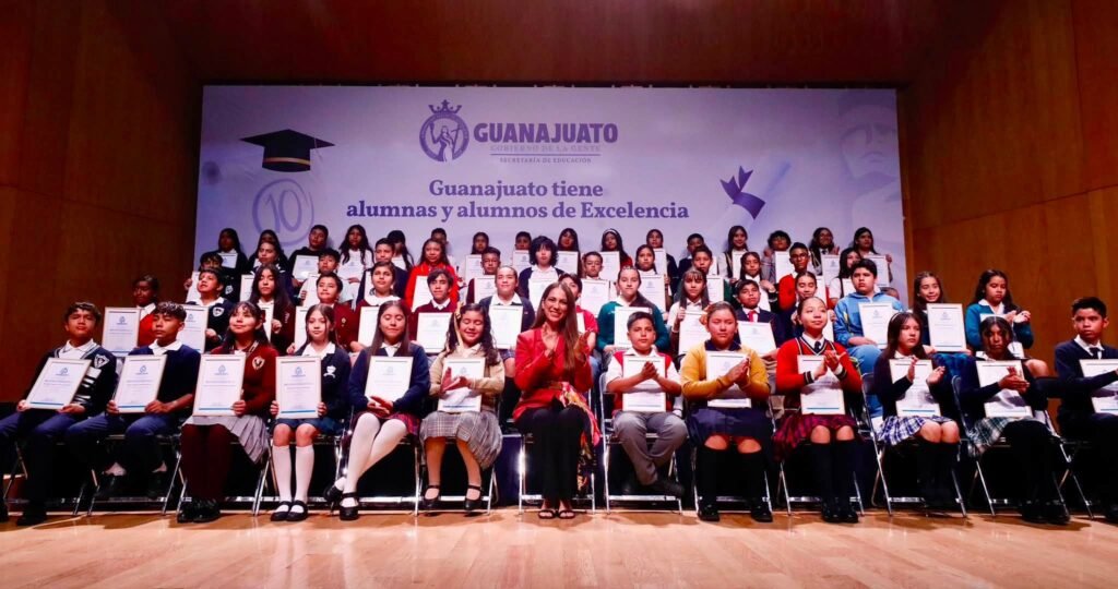Libia Dennise resalta la excelencia académica de estudiantes guanajuatenses