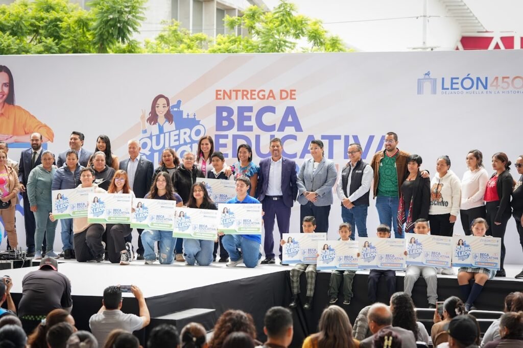 Ale Gutiérrez destaca inversión histórica a favor de la Educación en León Ale Gutiérrez destacó que del 2021 a 2026, el Gobierno Municipal multiplicó casi nueve veces la inversión en becas, al pasar de 9 a más de 87 millones de pesos.
