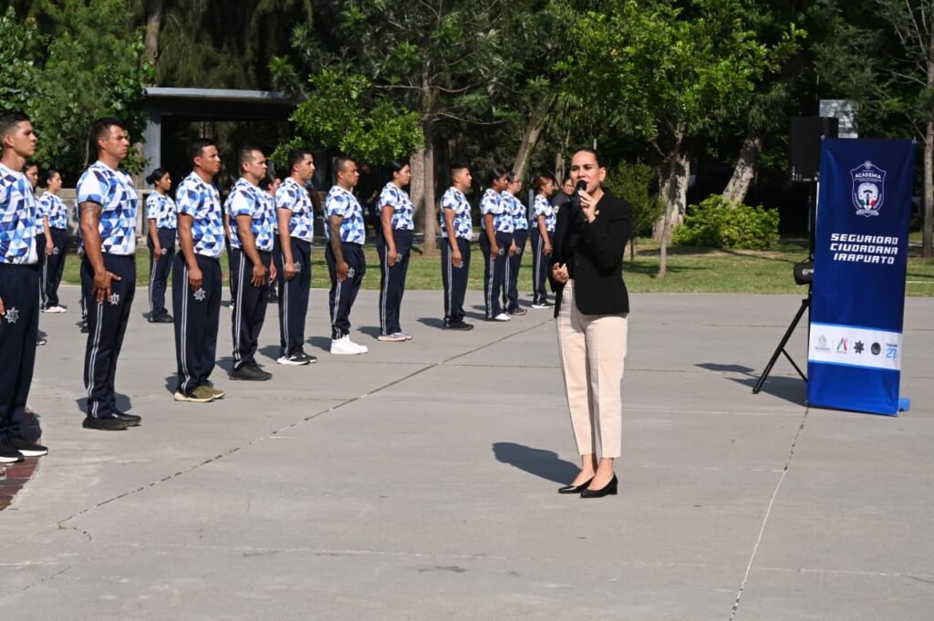 Unen esfuerzos cadetes en su formación para servir a Irapuato Lorena Alfaro destacó la importancia de generar espacios que permitan fortalecer la unión a favor de la seguridad de Irapuato.