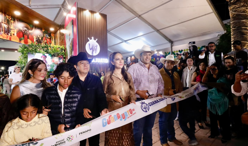 Libia Dennise inaugura Pabellón Guanajuato en la Feria Nacional Potosina Libia Dennise recorrió el pabellón, así como las instalaciones de la Feria en compañía de integrantes de su Gobierno.
