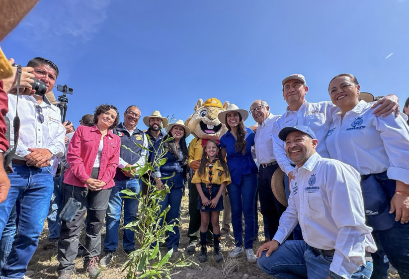 Libia Dennise invita a sumarse a la Jornada Nacional de Reforestación Libia Dennise asistió a la comunidad de Trojes de Aguirre del municipio de San Felipe para plantar 2 mil árboles pino piñonero y chapulixtle.
