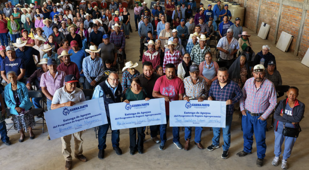 Erick Montemayor entrega apoyos del Seguro Agropecuario en Ocampo Erick Montemayor benefició con estos apoyos a 130 familias de 18 comunidades del municipio, con una inversión estatal de 630 mil pesos
