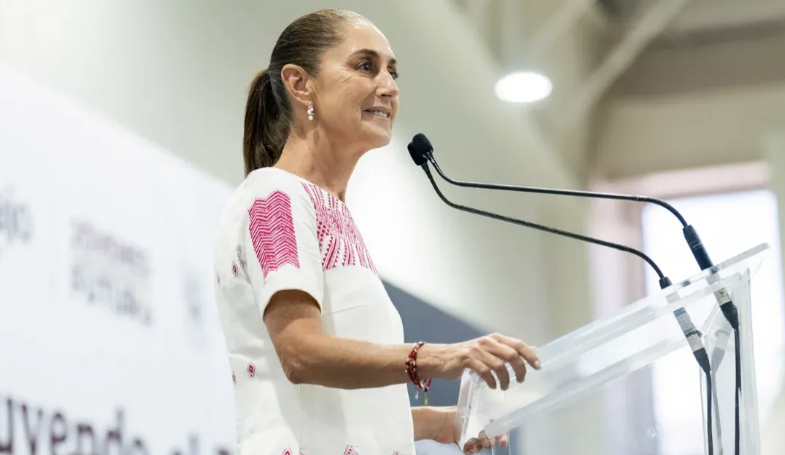 ¡Sigue defendiéndolo! Sheinbaum afirma que una vida no define a una persona Una vez más, sin quitar el dedo del renglón, Claudia Sheinbaum habló y defendió a Andy López Beltrán en un acto público y entre protestas.