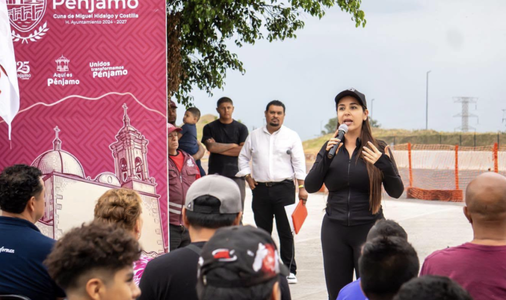 Yozajamby Molina cumple y entrega calle pavimentada en Constelaciones, en Pénjamo Yozajamby Molina entregó la obra de la calle Manuel Doblado, en la colonia Constelaciones en Pénjamo, donde también atendió a la gente.