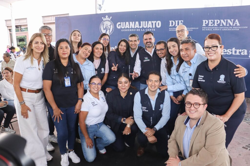 Realizan encuentro “Nuestras Familias, Nuestra Gente” en Coroneo Luis Fernando Velázquez Esquivel y Alfonso Borja Pimentel, en compañía de integrantes del Ayuntamiento y del DIF Estatal participaron en este encuentro.