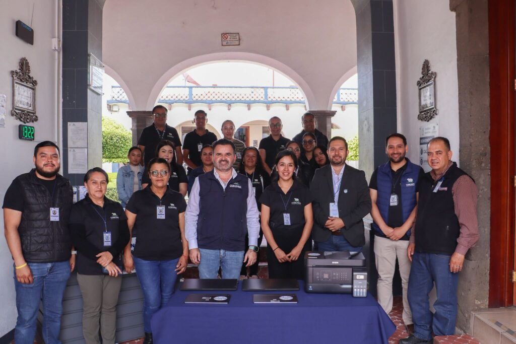 Trabajan para mejorar los servicios de atención a la gente en Coroneo El alcalde, Luis Fernando Velázquez Esquivel y personal de varias dependencias de Coroneo, siguen trabajando a favor de la ciudadanía.