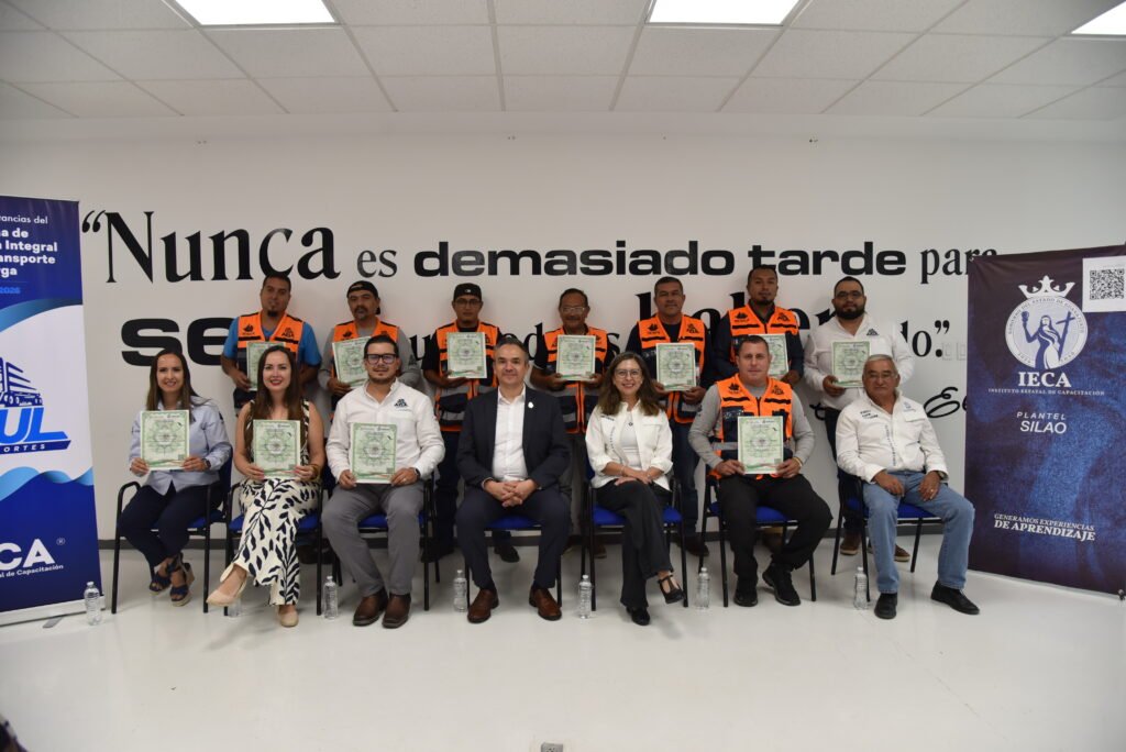 IECA impulsa la profesionalización del autotransporte de carga en Guanajuato El Instituto Estatal de Capacitación (IECA) entregó reconocimientos a los operadores tras finalizar su curso.