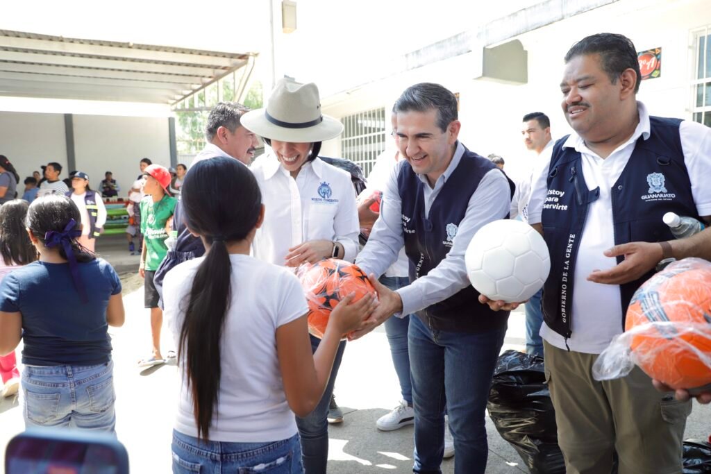 A través del Voluntariado, autoridades del DIF Estatal y del Gobierno de la Gente se hizo entrega de estos apoyos.