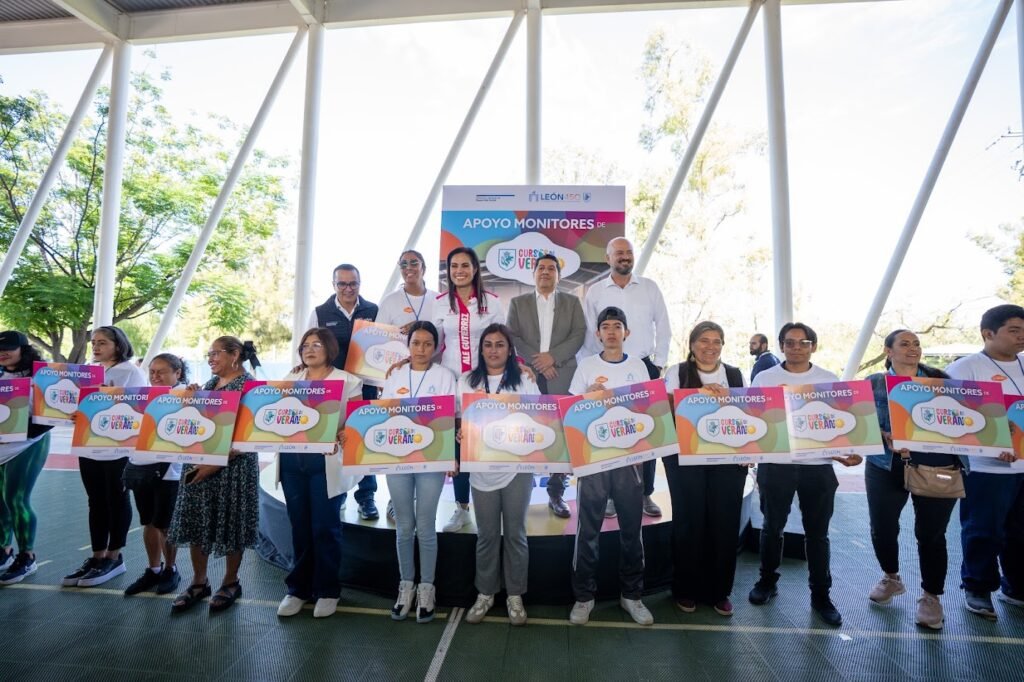 Ale Gutiérrez hizo entrega del apoyos a los 1 mil 855 monitores, quienes a través de Ayúdate Ayudando acompañaron a las niñas y niños en los cursos de veranos