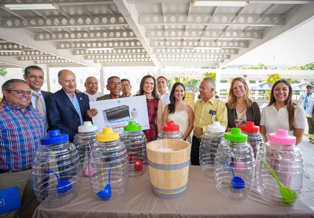 Ale Gutiérrez entrega equipamiento a comerciantes de León Ale Gutiérrez afirmó que el 75% de los apoyos han sido solicitados por mujeres, quienes encuentran en sus negocios una fuente de ingresos para sus familias.