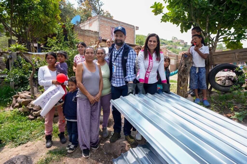 Ale Gutiérrez apoya a familias con el programa León, Hogar Digno Ale Gutiérrez impulsa el programa León, Hogar Digno, y entrega apoyos que permiten a las familias enfrentar la temporada de lluvias con mayor seguridad.