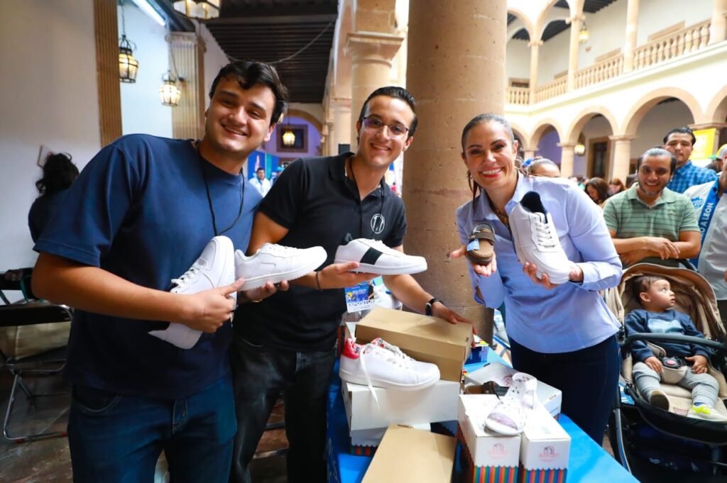 Invitan autoridades de León a tener un gran regreso a clases Ale Gutiérrez destacó que las familias encontrarán atención médica y dental, nutrición, psicología, información sobre becas y cortes de cabello gratuitos.