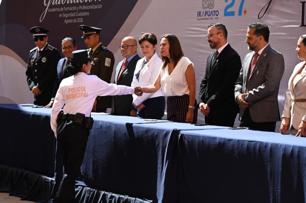 Lorena Alfaro, alcaldesa de Irapuato, encabeza la graduación de la Generación 51 de la Academia de Seguridad.