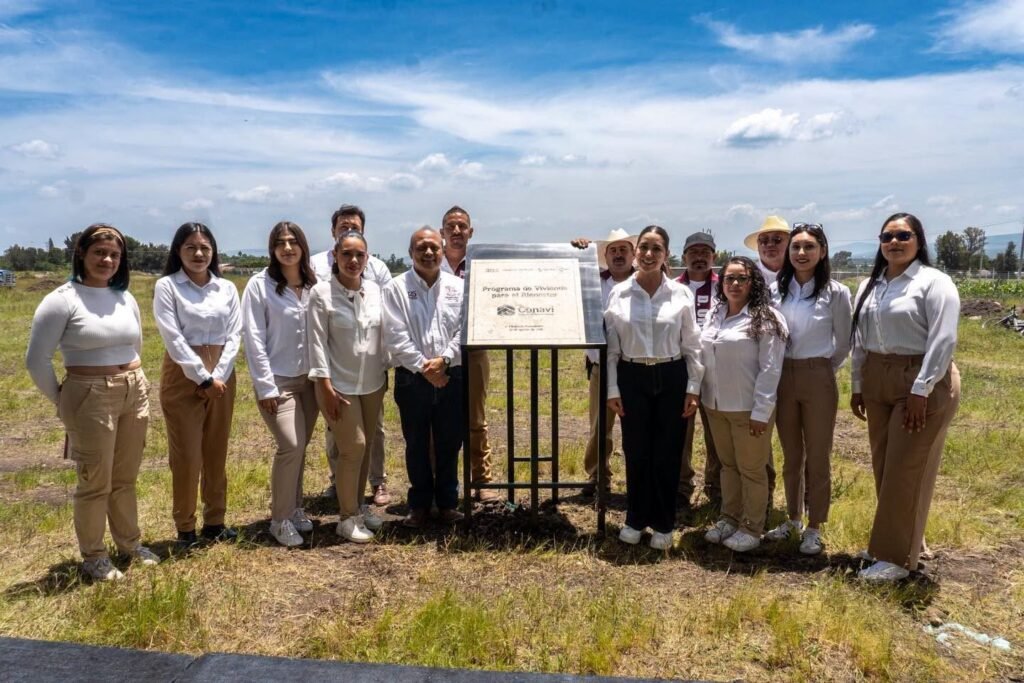 Yozajamby Molina y autoridades de CONAVI colocaron la primera piedra del Programa de Vivienda para el Bienestar en Pénjamo.