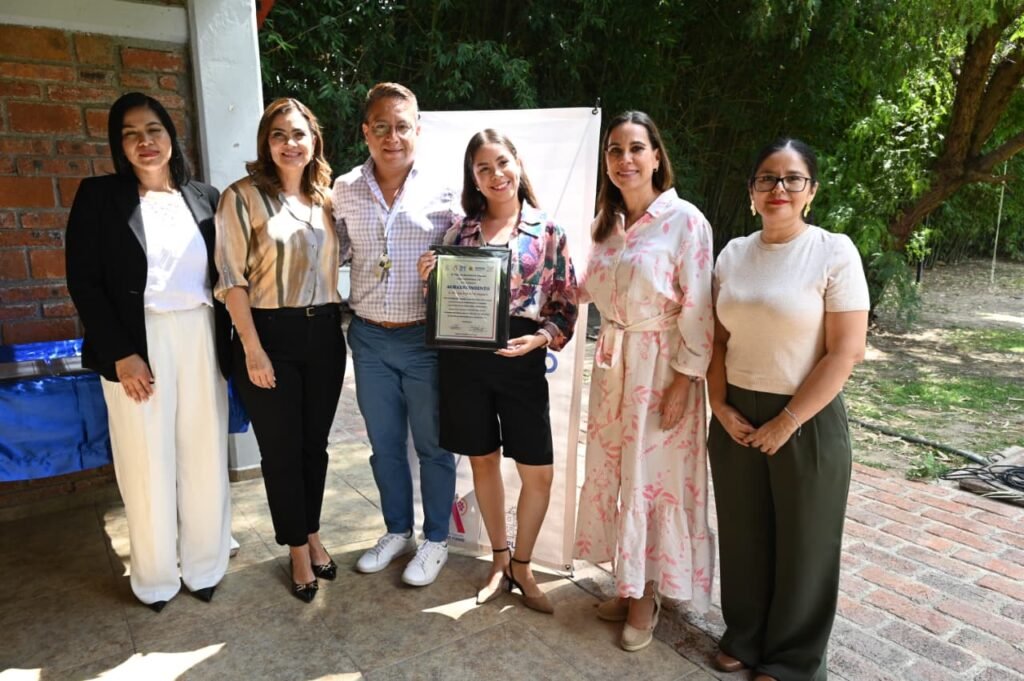 Gobierno de Irapuato entrega reconocimiento a Centros de Asistencia Social (CAS) Lorena Alfaro reconoció la labor a quienes ayudan en el cuidado de la infancia en Irapuato.