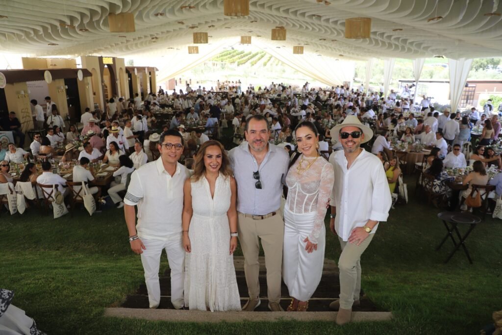 Invitan a ser parte de la fiesta de las Vendimias Guanajuato 2026 Lupita Robles León, Adrián Hernández Alejandri y su esposa Michel Reyes Lucio, presentes en este arranque de la Fiesta de Vendimia de Viña del Gran Padre.