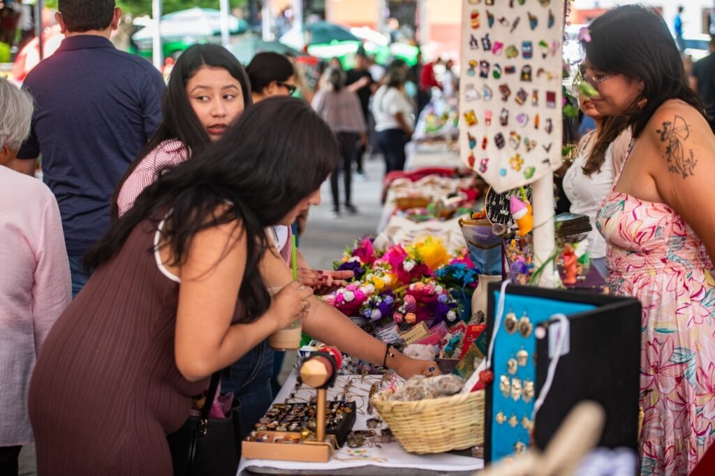 En San Miguel de Allende, se impulsa el desarrollo económico de las mujeres A través de la Feria de Mujeres Productivas de 2026, autoridades de San Miguel de Allende, impulsan a las mujeres.