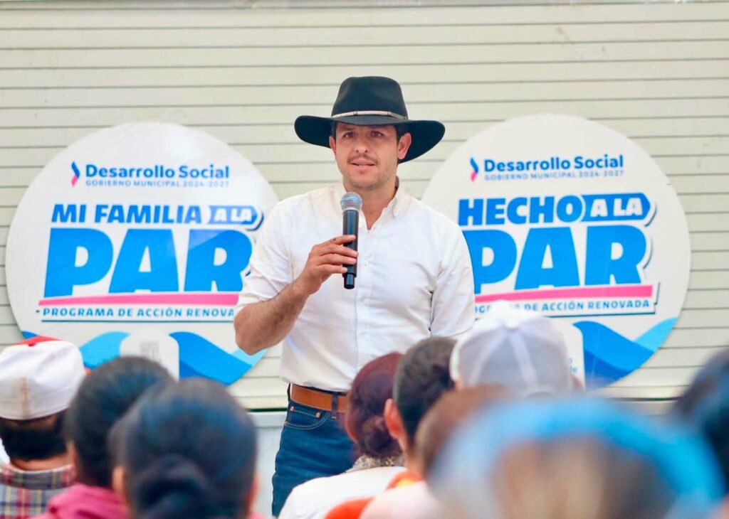 Desarrollo Social beneficia a familias con apoyos en Apaseo el Grande Chelis Oliveros continúa trabajando a favor de impulsar programas que beneficien a la gente de Apaseo el Grande.