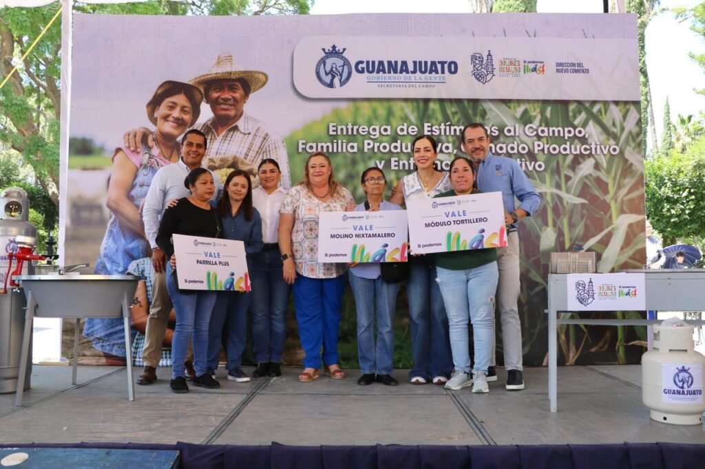 Apoyan al campo y benefician a decenas de familias en Dolores Hidalgo Adrián Hernández Alejandri, Michel Reyes Lucio y Marisol Suárez Correa hicieron la entrega de estos apoyos en Dolores Hidalgo.
