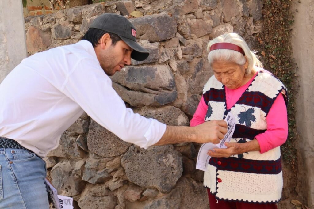 Refuerzan trabajos a favor de la salud en Apaseo el Grande Chelis Oliveros impulsa el programa "Clínica de Primer Contacto", con el cual se han entregado 10 mil tarjetas a mujeres y hombres apaseenses.
