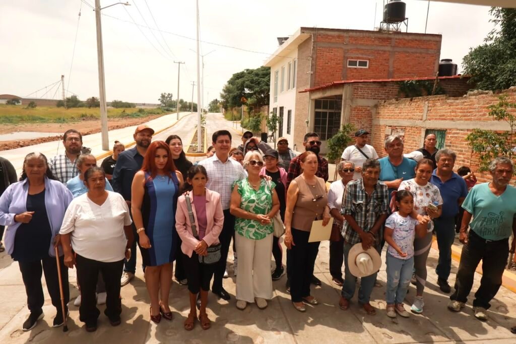 Realizan entrega de obras en la colonia Benito Juárez, en Manuel Doblado Adolfo Alfaro estuvo acompañado por la ciudadanía en esta entrega de obras en la colonia Benito Juárez.