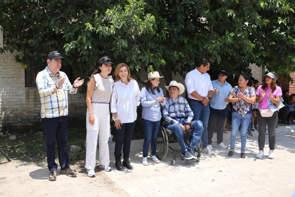 Cumplen y entregan pavimentación en la comunidad Las Fuentes en Dolores Hidalgo Michel Reyes Lucio, presidenta del Sistema DIF reconoció la suma de esfuerzos de las autoridades, ciudadanos y con el Gobierno de la Gente.