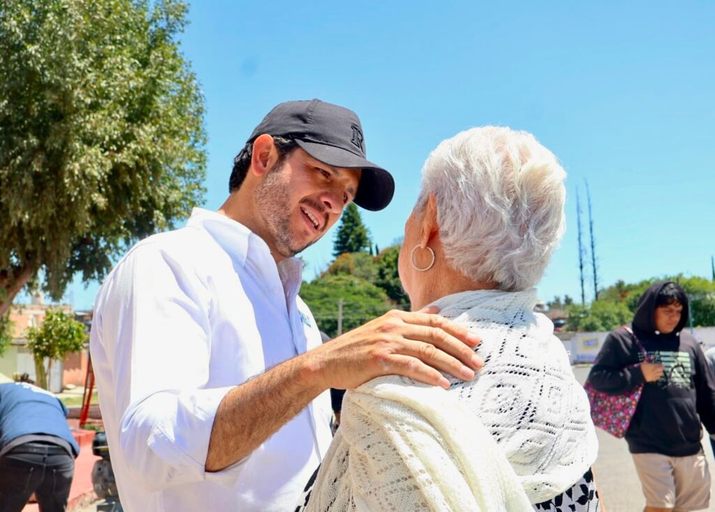 Chelis Oliveros escucha a la gente de San José Agua Azul en Apaseo el Grande Chelis Oliveros visitó a los ciudadanos de San José Agua Azul en Apaseo el Grande, donde platicó de cerca con los habitantes.