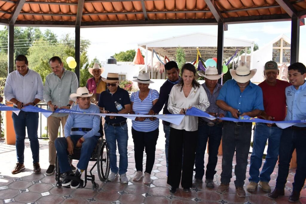 Adrián Hernández Alejandri entrega plaza pública en el Carmen en Dolores Hidalgo Adrián Hernández Alejandri inauguró la plaza pública en la comunidad El Carmen a través del programa “Sin Fronteras” en Dolores Hidalgo.