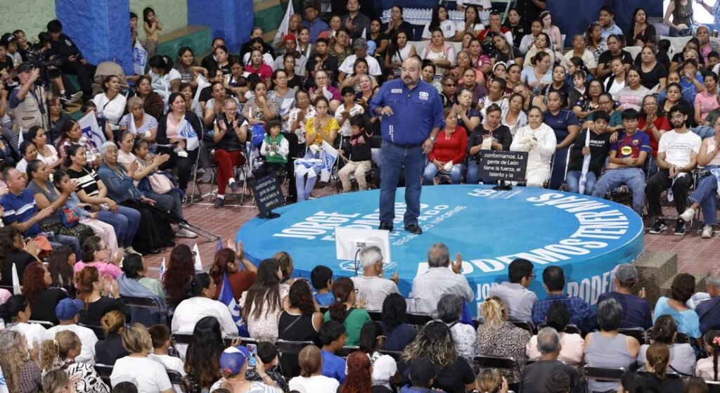 Arropa el Distrito V a Jorge Espadas El legislador Jorge Espadas compartió los resultados de su trabajo y del Grupo Parlamentario que coordina ante cientos de ciudadanos.