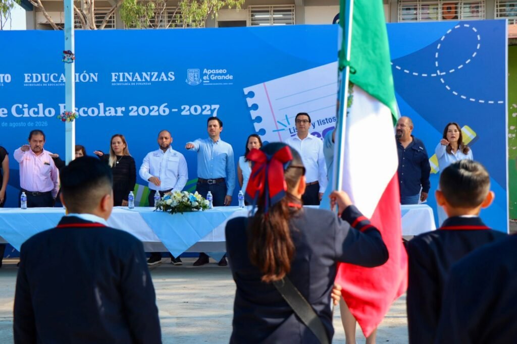 Chelis Oliveros arrancó este nuevo ciclo escolar con la asistencia de autoridades de Guanajuato que visitaron Apaseo el Grande.