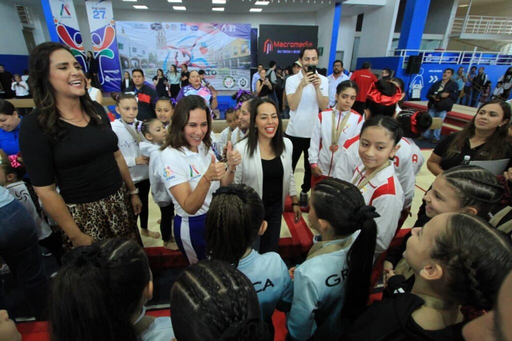 Irapuato es sede del Campeonato Regional Femenil de Gimnasia Artística Lorena Alfaro y Valeria Alfaro, en compañía de autoridades del deporte durante la inauguración del torneo.