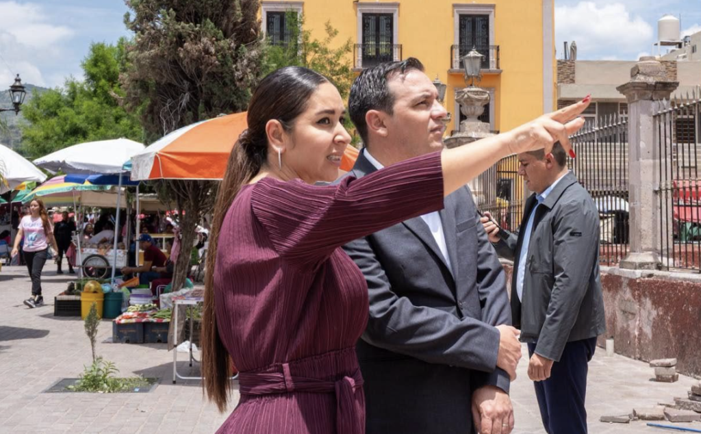 Yozajamby Molina supervisa junto con Jorge Jiménez Lona avances de obras en Pénjamo Yozajamby Molina realizó un recorrido de varias obras de Pénjamo, junto con Jorge Jiménez Lona.