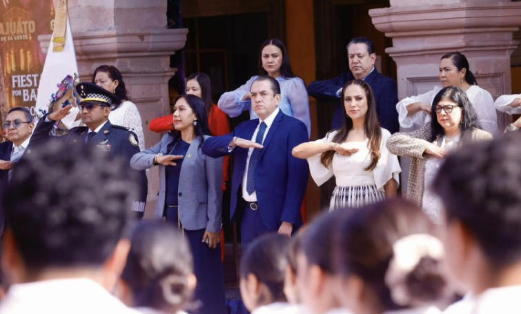 Libia Dennise encabezó la colocación del Bando Solemne Libia Dennise en compañía de Adrián Hernández Alejandri y de autoridades del Congreso y del Gobierno estuvieron presentes en la colocación del Bando Solemne.
