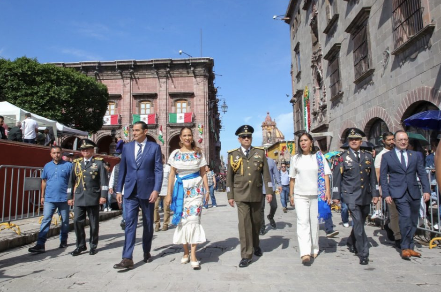 Libia Dennise conmemora en San Miguel de Allende el 216 aniversario de la Independencia Libia Dennise, estuvo acompañada por el alcalde de San Miguel de Allende, Mauricio Trejo, así como integrantes del gobierno.