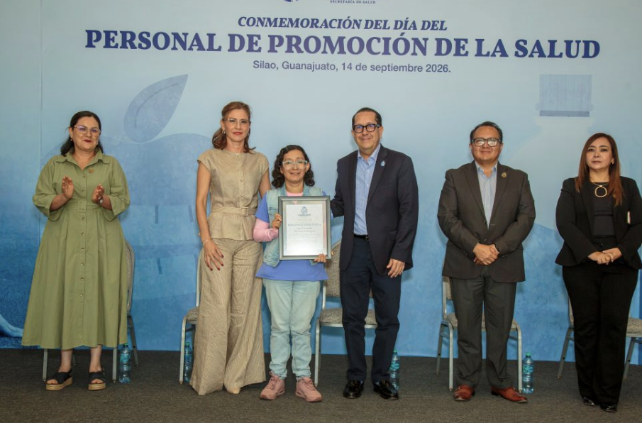 SSG reconoce trayectoria y profesionalismo de promotores de la salud El Secretario de Salud de Guanajuato, Gabriel Cortés Alcalá, encabezó la ceremonia de premiación.