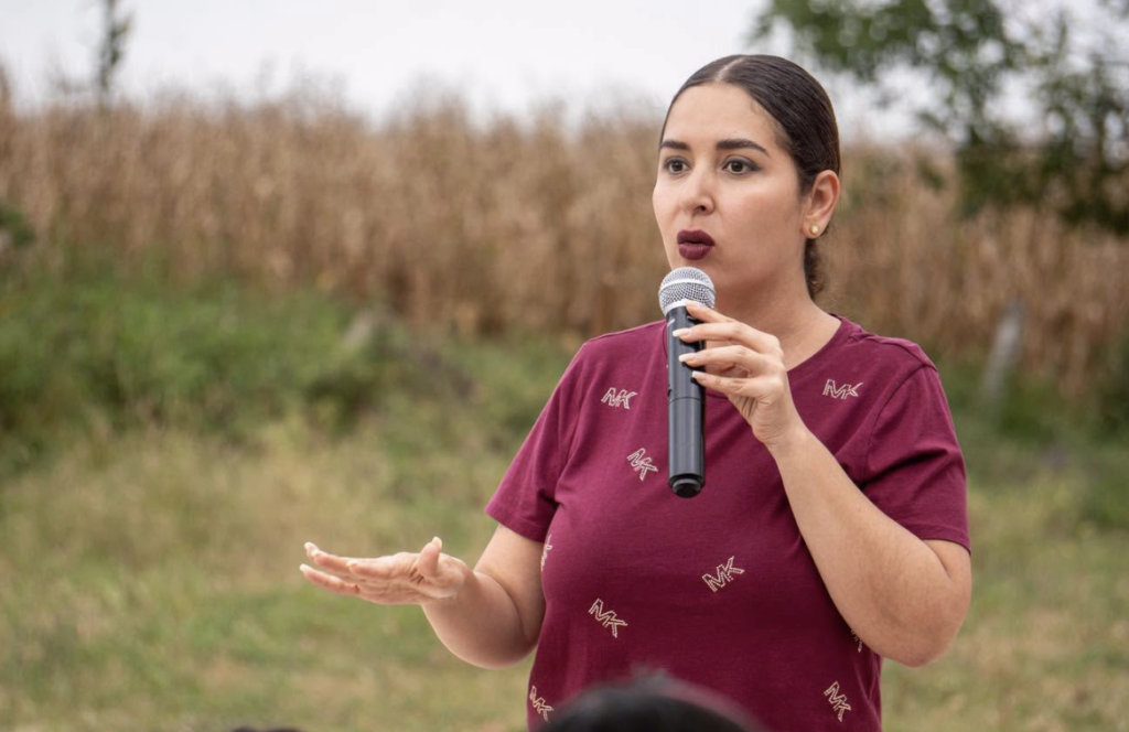 Yozajamby Molina también aprovechó para platicar con la gente de la Colonia Villafuerte, en Pénjamo.