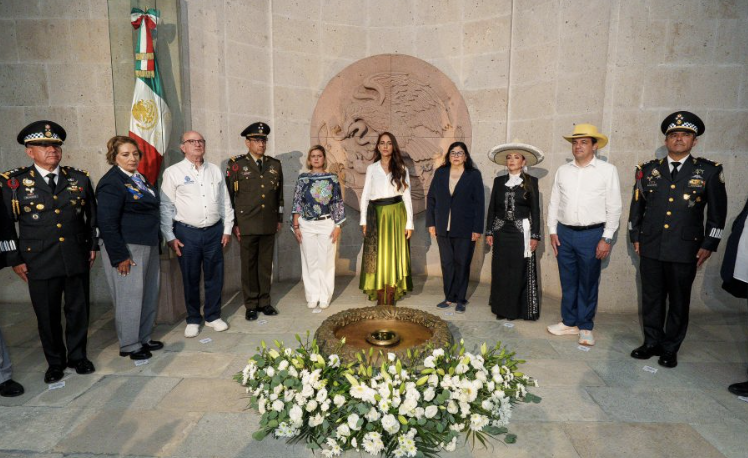 Libia Dennise conmemora 216 Aniversario de la Toma de la Alhóndiga de Granaditas Libia Dennise García Muñoz Ledo, encabezó la Renovación del Fuego Simbólico de la Independencia.