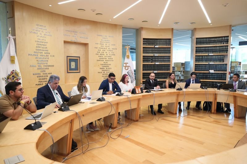 Analizan propuestas de atención, prevención y erradicación de la violencia de género La Comisión para las Juventudes y Deporte realizó una mesa de trabajo con la finalidad de trabajar por la erradicación de las violencias de género, igualdad sustantiva, y lenguaje incluyente.