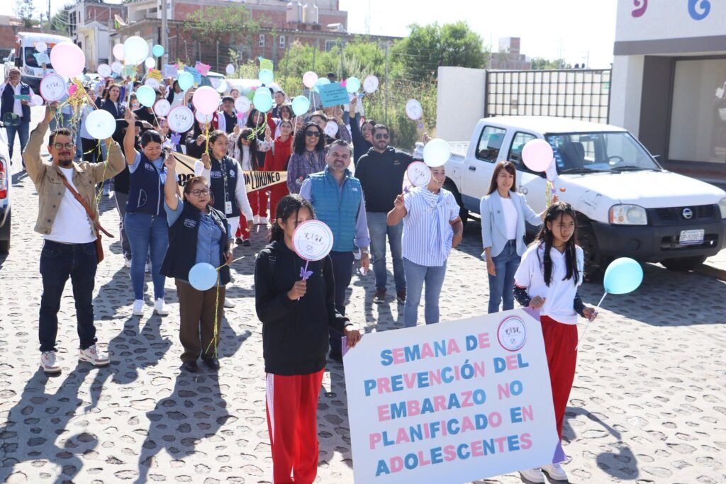 En Coroneo, realizan la caminata a favor de la salud Luis Fernando Velázquez Esquivel acompañado de la ciudadanía e integrantes del Ayuntamiento, recorrió varias calles de la Coroneo.