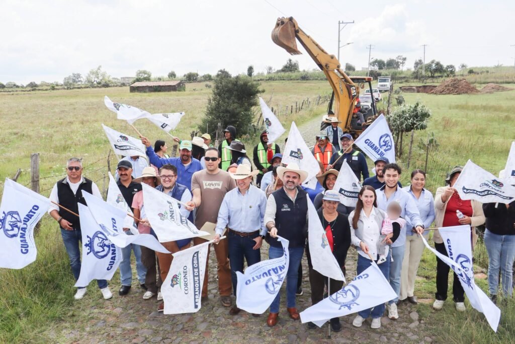 Luis Fernando Velázquez Esquivel en compañía de autoridades del Gobierno de la Gente, arrancaron con obras que beneficiarán a miles de familias.