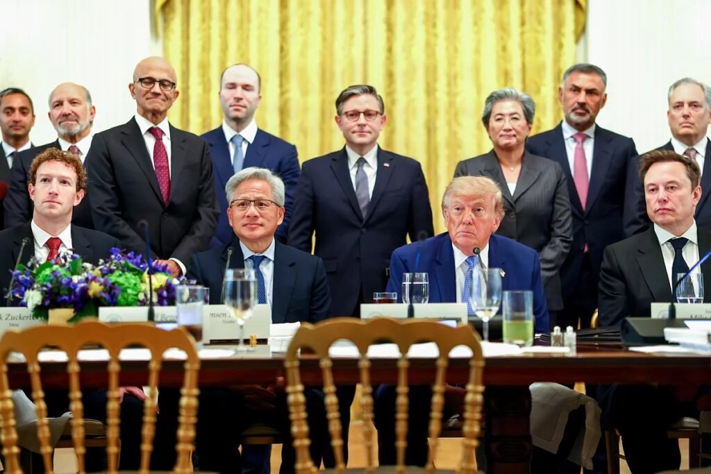 Donald Trump pide a líderes tecnológicos regular el avance de la IA Donald Trump se reunió con líderes tecnológicos para tratar temas y riesgos de la Inteligencia Artificial.