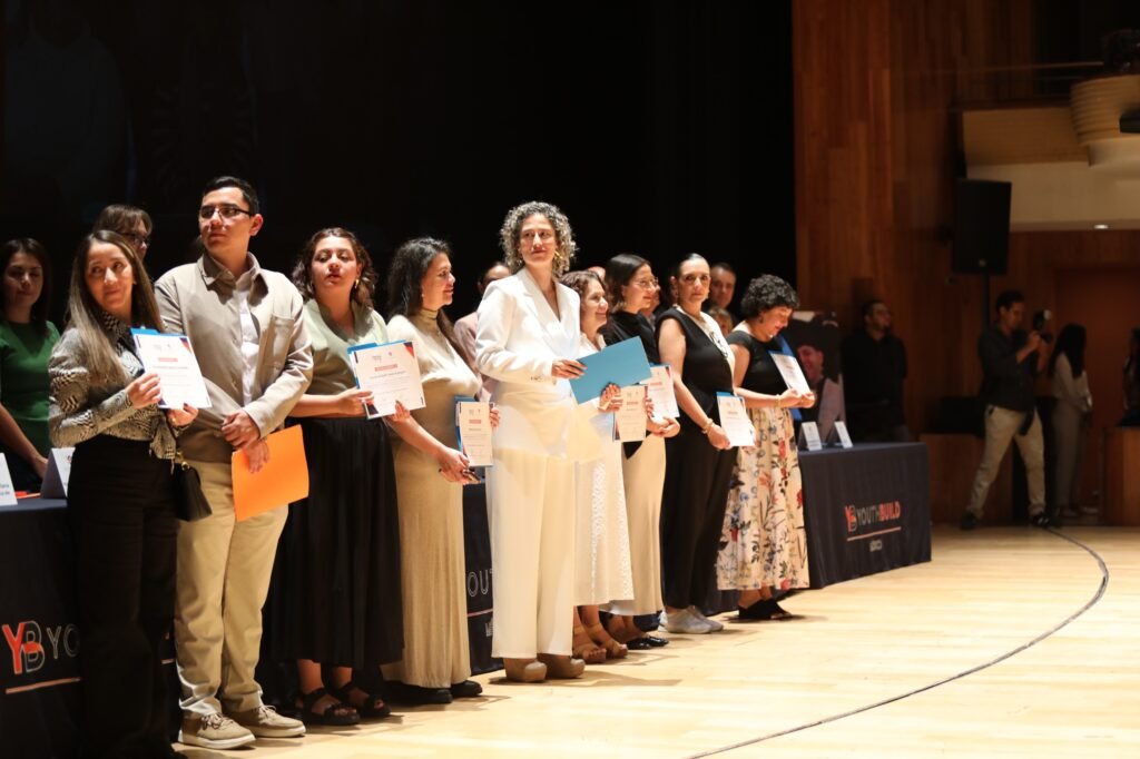 Jóvenes con Rumbo acompaña a las juventudes para que continúen sus estudios, aprendan un oficio y construyan su futuro.